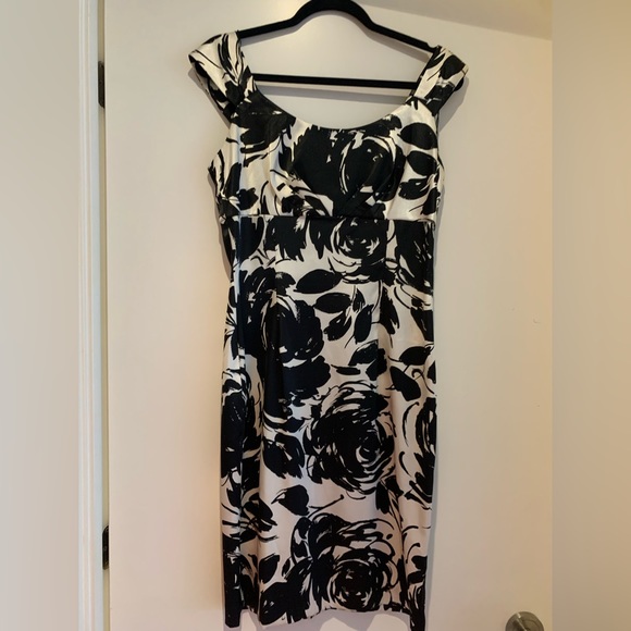 London Times Black and White floral pattern,Knee length, form fitted dress. - Picture 2 of 4